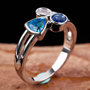 Anello con Tre Pietre Irregolari di Diversi Colori per Donne, Gioiello Elegante e Unico per Feste e Uso Quotidiano - Product Image 2