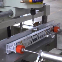 Machine de fraisage pneumatique à gabarits interchangeables pour le traitement des encoches de serrures de portes en aluminium