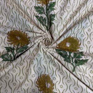 Tissu imprimé en coton blanc cassé de qualité supérieure, orné de grandes fleurs de chrysanthème jaune moutarde et de feuilles botaniques vertes riches - Product Image 1