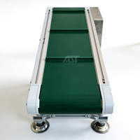 Convoyeur à bande incliné de bureau AST avec crampons pour le transport de petites pièces, l'emballage alimentaire et le transfert – Élévateur de table compact, durable et réglable