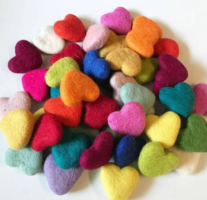 Décoration murale en feutre de laine 100% écologique, cœur rouge fait main pour la Saint-Valentin, design moderne - Product Image 3