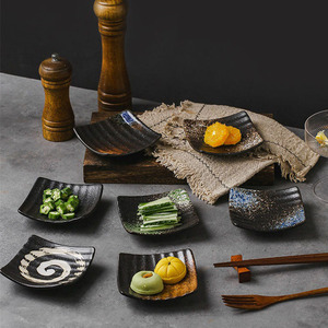 Assiette en céramique carrée à pied incliné Plat à sauce sushi Vaisselle japonaise Plateaux de nourriture pour snacks Articles de <span class=keywords><strong>table</strong></span> d'assaisonnement pour la cuisine - Product Image 5