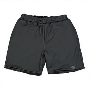 Shorts de sport noirs pour hommes, séchage rapide, taille élastique, couleur unie, longueur courte, avec logo sur le bas du pantalon - Product Image 1