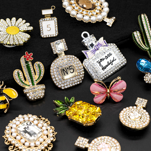 Pop Creatief Design Zoete Multicolor Luxe Decor Clog Onderdelen 3D Metaal Acryl Gouden Hanger Ambachten Kristal Parel Schoen Charms Clip - Product Image 1