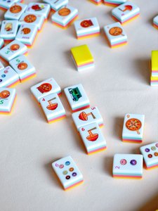 Juego de Mahjong <span class=keywords><strong>Americano</strong></span> de 160 Fichas con Tapete, Soporte y Caja, 4 Niveles, Acrílico Antideslizante, Fichas Personalizables, para Fiestas Brunch y Cenas Gourmet - Product Image 4