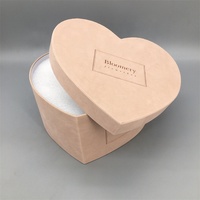 Boîtes à fleurs en carton en forme de cœur personnalisées avec logo fait main pour bouquets, emballage cadeau avec options de revêtement UV et de lamination brillante