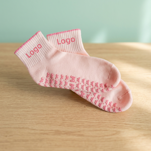 Chaussettes courtes roses antidérapantes en coton tricoté pour enfants, style estival, usage quotidien - Product Image 1