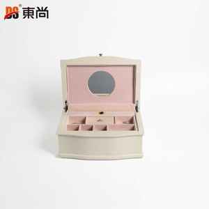 กล่องใส่เครื่องประดับทรงสี่เหลี่ยมผืนผ้าเรียบง่าย ทำจากหนัง PU รีไซเคิลได้ เป็นมิตรกับสิ่งแวดล้อม พร้อมโลโก้ DS Custom เหมาะสำหรับจัดเก็บต่างหู เป็นของขวัญ - Product Image 1