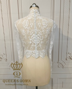 Bolero da Sposa Elegante QUEENS GOWN Charlotte in Pizzo a Maniche Lunghe con Collo Alto e Bottoni Rivestiti, Giacca da Sposa per la Sposa - Product Image 5