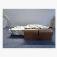 Table basse gigogne luxueuse en marbre, alliant tons bois et métal, pour une texture moderne et haut de gamme, idéale pour les maisons de prestige.