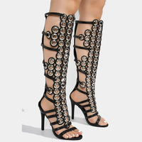 Sandales à talons hauts noires à lanières de style punk avec décorations en anneaux métalliques argentés - Sandales gladiateur au-dessus du genou pour femmes