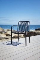 Fauteuil de salle à manger en plastique empilable d'extérieur varicoloured avec siège et dossier à lattes confortables pour restaurant