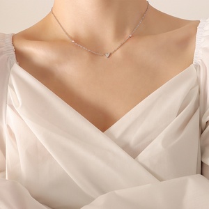 Delicadeza CADENA DE ACERO INOXIDABLE chapado en oro de 18 quilates en collar con dijes de corazón para niñas y mujeres - Product Image 4