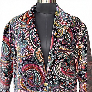 Gabardina de terciopelo con estampado paisley, cuello con muescas, cierre de un solo botón con botones metálicos y forro de poliéster. - Product Image 2