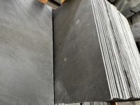 Tuiles en ardoise noire naturelle bon marché de 300x600 mm, panneaux muraux en pierre bleue pour la cour