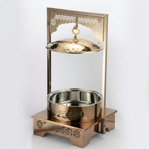 Ensemble de réchauds modernes en acier inoxydable doré avec couvercle suspendu et base à motifs carrés pour buffets de mariage - Product Image 1