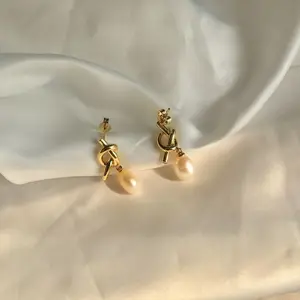 Pendientes colgantes de perlas con nudo de Metal dorado de diseño 2024, pendientes dulces de perlas de agua dulce para niñas