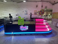 Kiosque à bonbons personnalisé pour centre commercial, comptoir de présentation de confiseries incurvé à plusieurs niveaux, éclairé, avec logo rétroéclairé et lumière néon