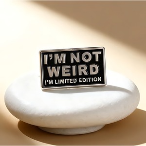'NO SOY EXTRAÑO'. Pin de Solapa Personalizado con Frase de Autoexpresión 'I'M LIMITED EDITION', Insignia de Forma Geométrica Minimalista - Product Image 5