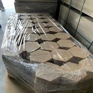 Panneaux acoustiques hexagonaux Akupanel en bois écologique, polyester, chêne naturel, ignifuge, certifié, insonorisant NRC80, pour hôtel - Product Image 3