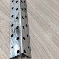 Profilé d'angle métallique ASTM A653 en acier galvanisé pour la protection des angles muraux et la décoration du stuc, idéal pour les projets de construction