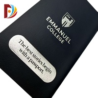 Service d'impression de passeports pour animaux de compagnie avec couverture en carton personnalisée, impression offset et estampage à chaud, et plastification.