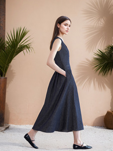 Abito lungo estivo 2026 nuovo alla moda, semplice, casual, scollo a V, con bottoni, tinta unita, vestibilità ampia, traspirante, senza maniche - Product Image 3