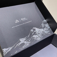 Boîte d'expédition personnalisée noire mate avec graphismes intérieurs, boîte pliable pour l'emballage d'équipements et de vêtements d'extérieur