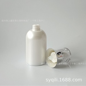 Botella cosmética acrílica Ql de 50 ml con cabezal dosificador para envasado de lociones y sérums - Product Image 3