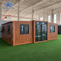Casa Contenedor Expandible Prefabricada de Estilo Rústico con Estructura de Terracota y Acabado de Madera, Entrada de Vidrio con Tramo Superior, Lista para Habitar