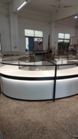 Vitrine de luxe en métal et verre pour la présentation de bijoux sur mesure et le rangement de collections de pierres précieuses
