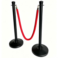 Poteau de guidage de foule noir mat avec corde en velours rouge pour événements hôteliers et VIP
