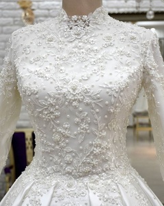 Robe de mariée de luxe musulmane à col montant, brodée de perles, à manches longues, en satin, coupe trapèze avec traîne - Product Image 4
