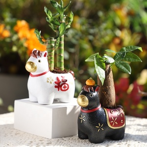 กระถางต้นไม้เรซิ่นรูปม้า ปีม้า 2026 นำโชค ฮวงจุ้ย เสริมทรัพย์ รูปทรงม้า สีขาว แดง ดำ สำหรับตกแต่งบ้านและสำนักงาน - Product Image 4