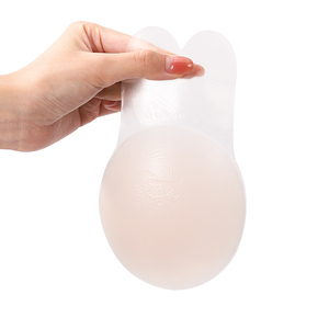Cache-tétons invisible réutilisable avec adhésif central, fin, respirant, en silicone invisible - Product Image 1