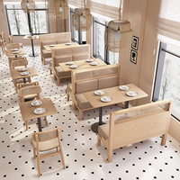Ensemble de mobilier commercial pour restaurant : banquette en bois avec dossier en rotin, table et chaises pour café, bistrot, ou salon de thé