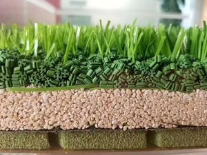 حصيرة امتصاص الصدمات من الرغوة العشبية الاصطناعية عالية الكثافة صديقة للبيئة مع مطاط لملاعب كرة القدم، بسماكة 10 مم/20 مم على شكل لفافة - Product Image 3