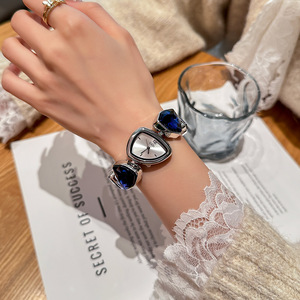 Reloj de pulsera de cuarzo con cristal verde y triángulo dorado para mujer - Product Image 4