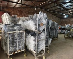 <span class=keywords><strong>Poltrona</strong></span> Moderna Nordica Imbottita in Tessuto Vellutato Azzurro con Gambe in Metallo Dorato, Sedia da Pranzo Imbottita, <span class=keywords><strong>Poltrona</strong></span> Divano - Product Image 4