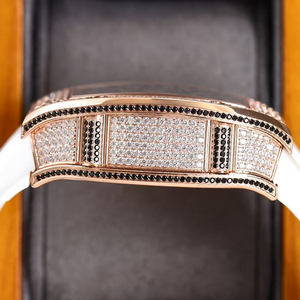 Montre de luxe pour homme plaquée or rose, sertie de diamants, avec cadran squelette en cristal saphir et bracelet en caoutchouc noir, mouvement mécanique, entièrement sertie de pierres. - Product Image 3