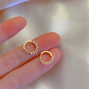 Boucles d'oreilles Huggie Hoop Minimalist Silver Needle18k Gold Plated Vintage Waterproof Pearl Hoop Earrings - Product Image 4