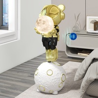 Sculpture d'astronaute en résine durable sur pied avec lampe lunaire, écologique, peinte à la main, ornement moderne pour salon