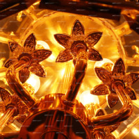 Lampe murale de style français de luxe avec détails floraux en laiton plaqué or 24 carats et abat-jour en verre pour une utilisation intérieure