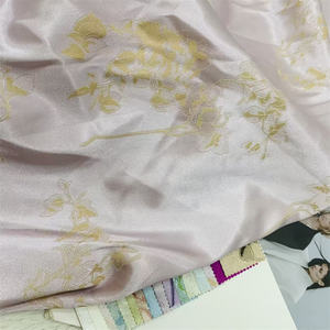 Tissu jacquard satiné tricoté en trame, richement orné, avec technique de teinture multicolore à l'effigie d'éléments chinois - Product Image 6