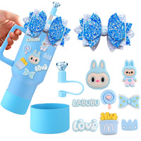 Bouteille d'eau de 40oz avec capuchon de paille en diamant et nœud papillon, ensemble d'accessoires avec poignée en chaîne perlée, manchon en silicone avec pendentif pour poupée, cadeau