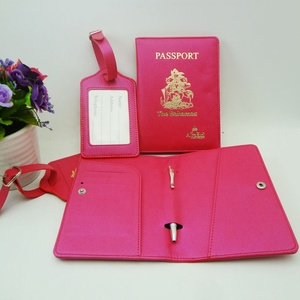 사용자 정의 핑크 Pu 가죽 가족 여행 지갑 가짜 가죽 여권 홀더 및 펜 루프가있는 수하물 태그 세트 - Product Image 1