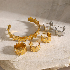 Ensemble de bijoux en acier inoxydable en forme de couronne avec incrustation de diamants pour fête, bague en forme de C, boucles d'oreilles et bracelet en or et argent - Product Image 1