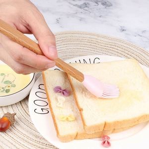 Ensemble de 5 ustensiles de cuisine en silicone à manche en bois pour enfants : spatule, brosse à huile, cuillère - Product Image 6