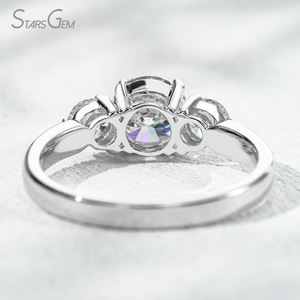 Anillo de Compromiso Clásico de Tres Piedras con Diamante Cultivado en Laboratorio de Corte Brillante de 1.47ct y 6.36mm, Color D, Oro Blanco de 18K, 3g, Starsgem - Product Image 4