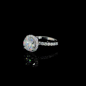 Bague en moissanite de qualité supérieure pour femmes, élégante pour fiançailles et mariage, disponible au meilleur prix du marché. - Product Image 1